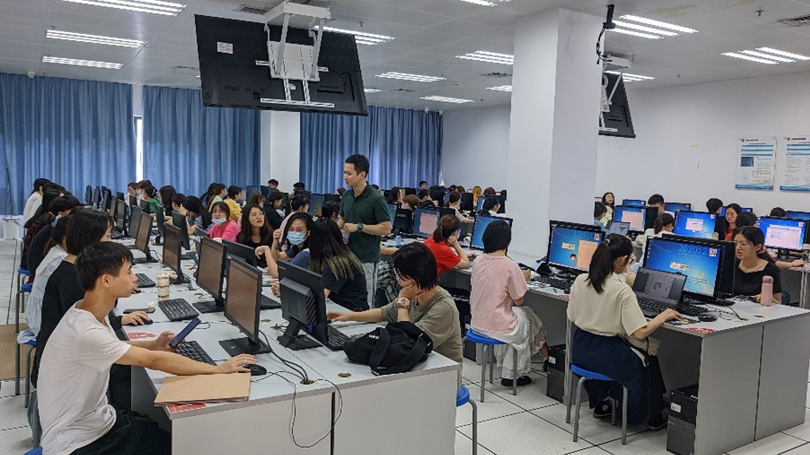 17live
国家级传媒实验教学示范中心“新媒体新技术讲座——H5创意设计短课”顺利举办